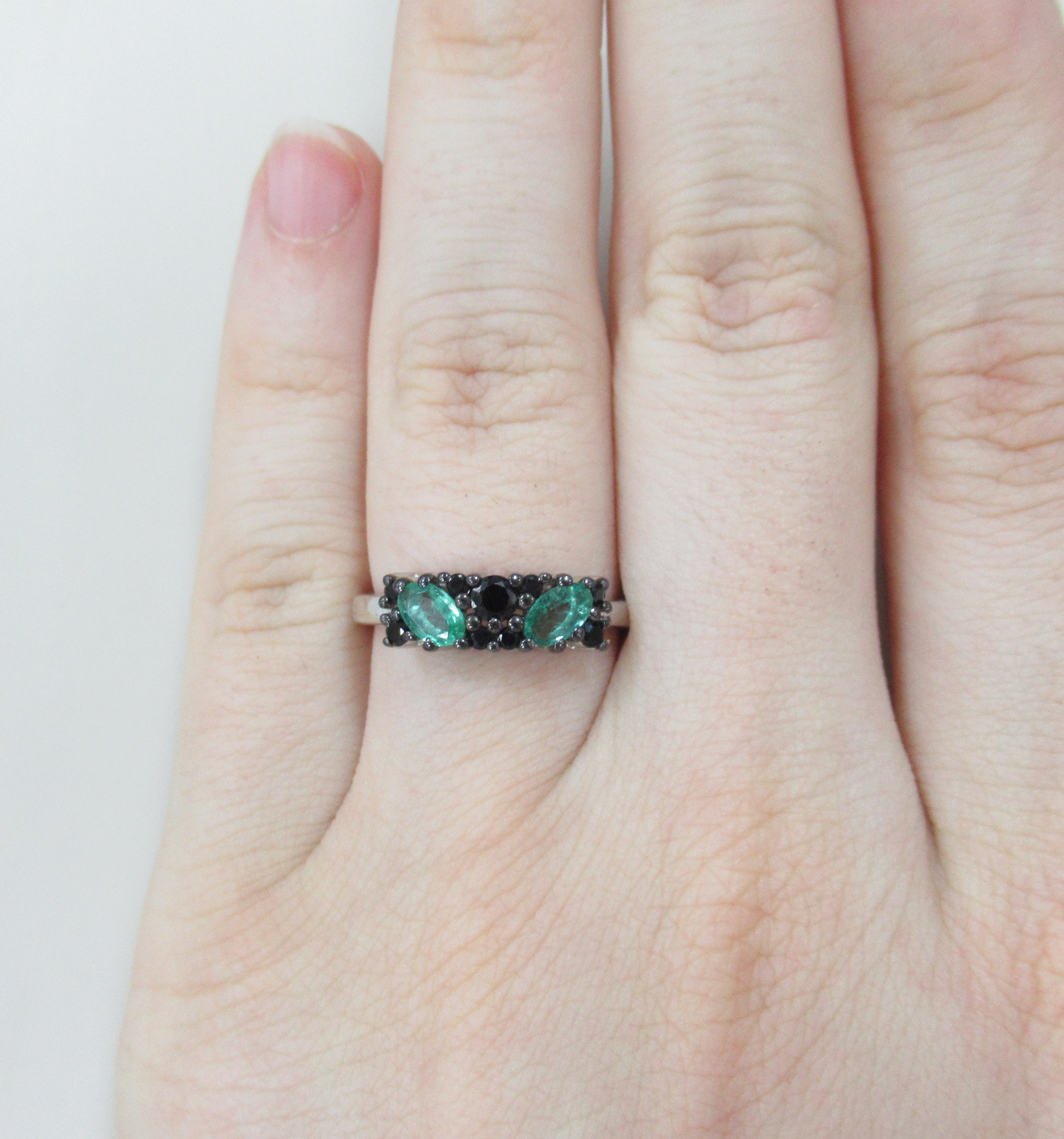 Серебряное кольцо с изумрудами